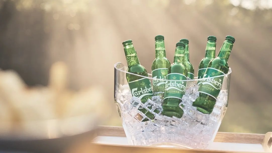 featured image with Carlsberg bottles in a glass cooler bowl