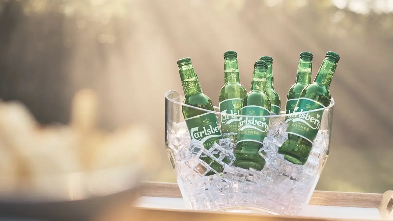 featured image with Carlsberg bottles in a glass cooler bowl